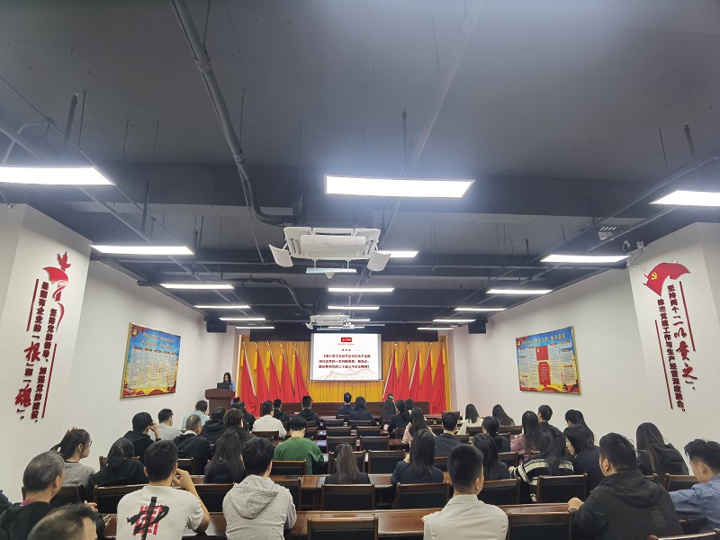 全體黨員干部職工認(rèn)真學(xué)習(xí).jpg